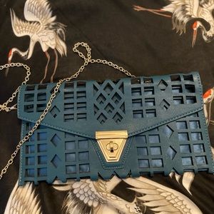 Crossbody in a great teal color.